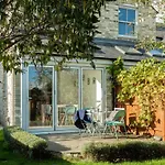 The Magdalene Cottage - Modern & Comfortable 4Bdr Family Home